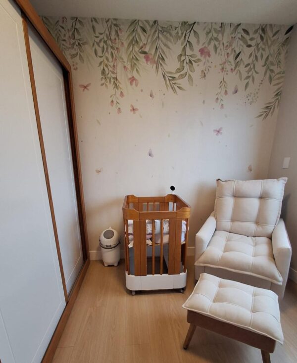 Papel de parede Delicate Leaves instalado em quarto de bebê - foto de cliente