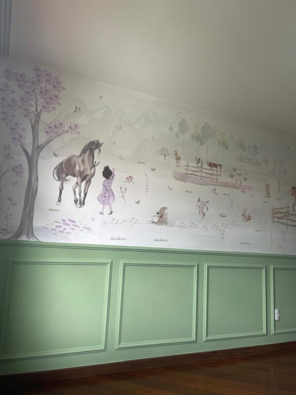 Papel de parede Farm Girl instalado com boiserie verde - foto de cliente