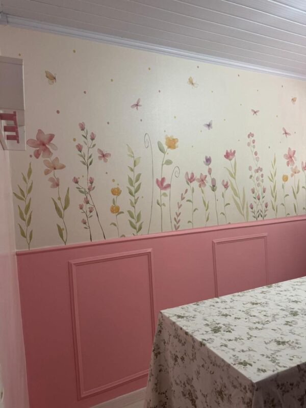 Papel de parede Garden instalado com boiserie rosa - foto de cliente