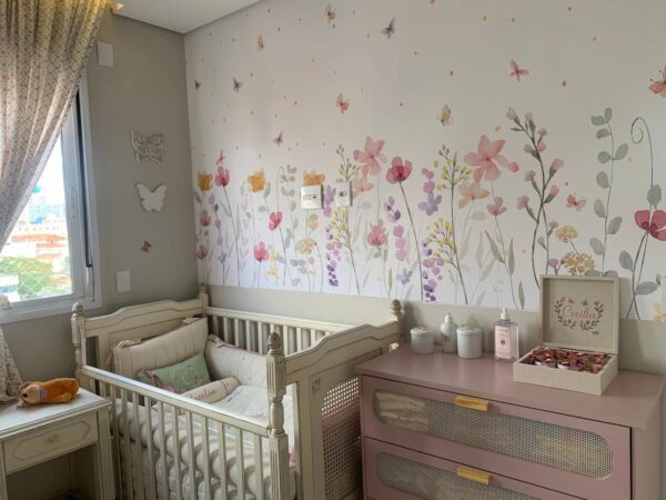 Papel de parede Jardim das Borboletas instalado em quarto de bebê - foto de cliente