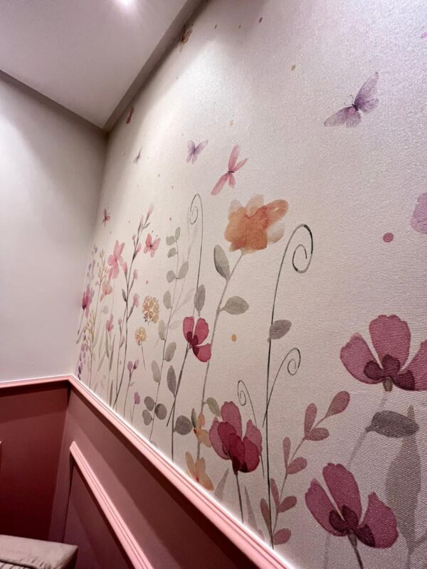 Papel de parede Jardim das Borboletas instalado com boiserie rosa - foto de cliente