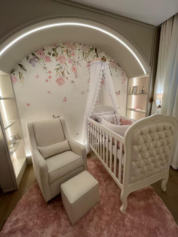 Papel de parede Sonho em Flor instalado em nicho de quarto de bebê - foto de cliente