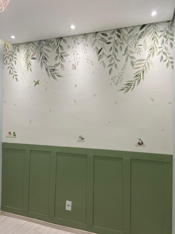 Papel de parede Watercolor Leaves com passarinhos instalado com boiserie verde - foto de cliente