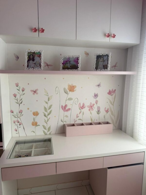 Papel de parede Garden instalado em escrivaninha - foto de cliente