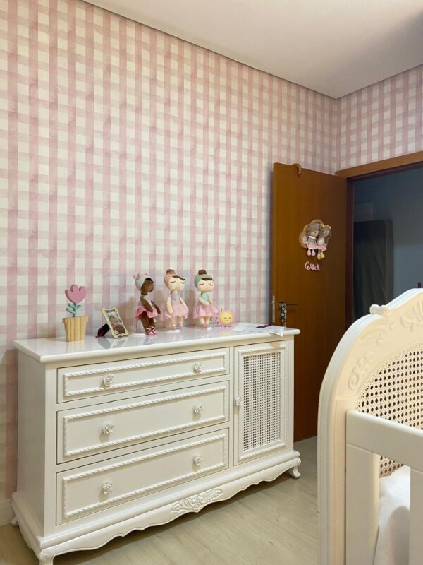 Papel de parede Xadrez 1 rosa instalado em quarto de bebê - foto de cliente