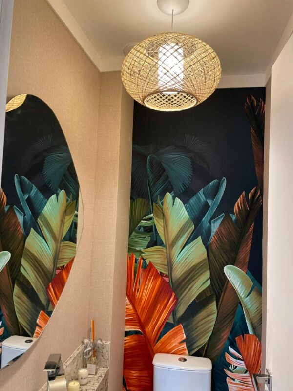 Papel De Parede Tropical Ébano instalado em ambiente real de cliente